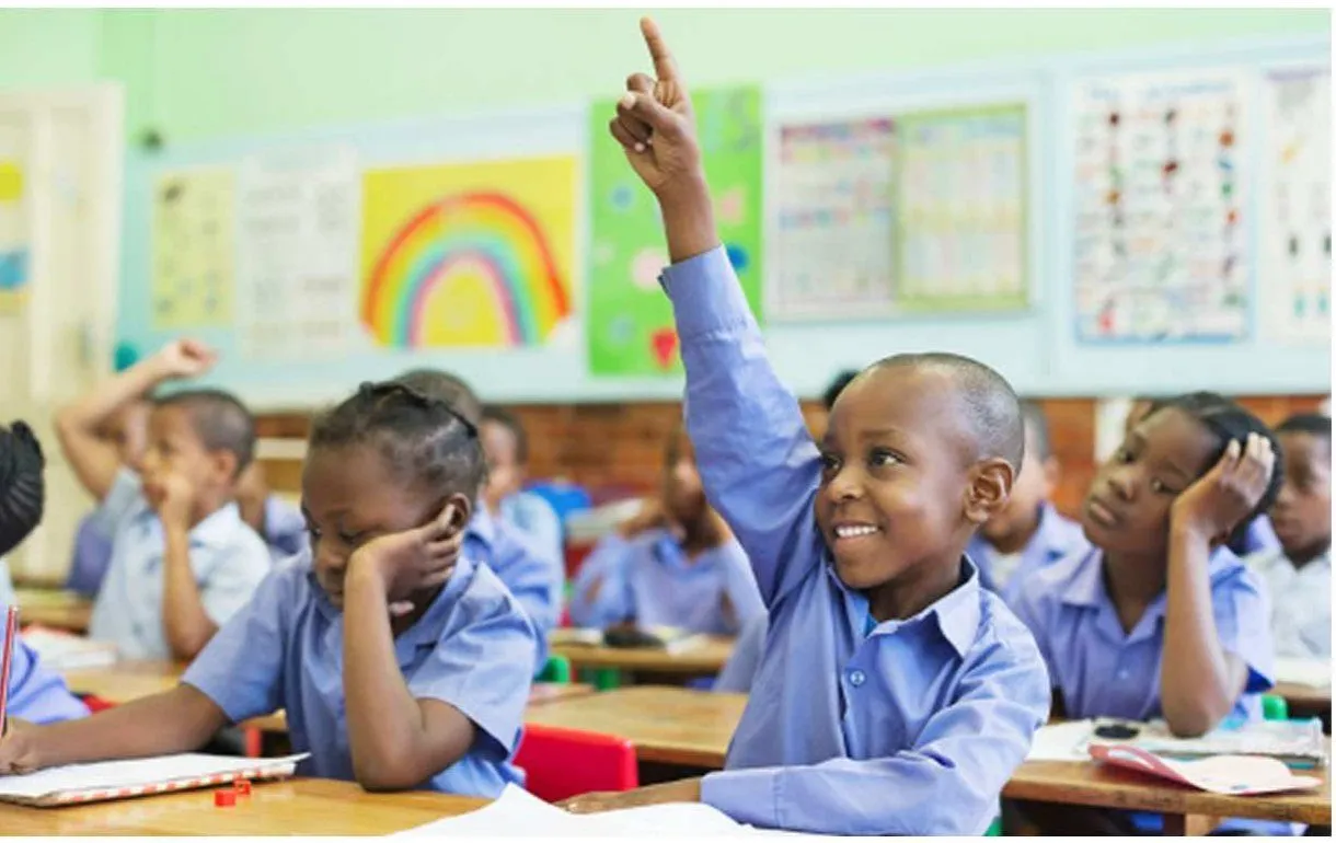 Élèves d'une école élémentaire de Dakar levant la main en classe